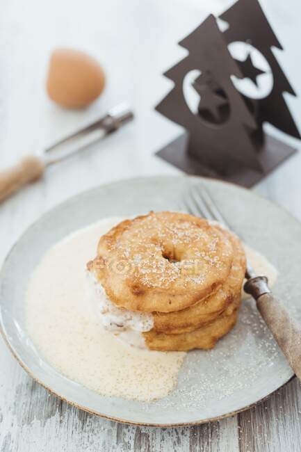 Fried apple rings with vanilla sauce for Christmas — Stock Photo