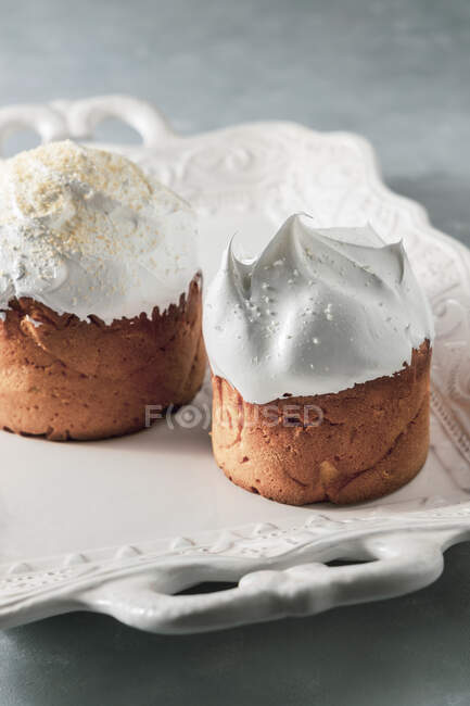Easter cakes decorated with meringue cream — Stock Photo