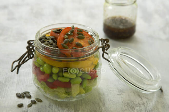 Salade végétalienne avec edamame dans un bocal — Photo de stock