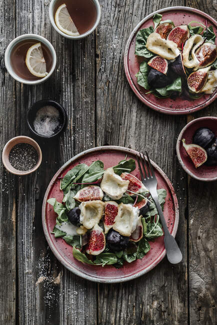 Salat mit Feigen, Ziegenkäse und Spinat, von oben — Stockfoto