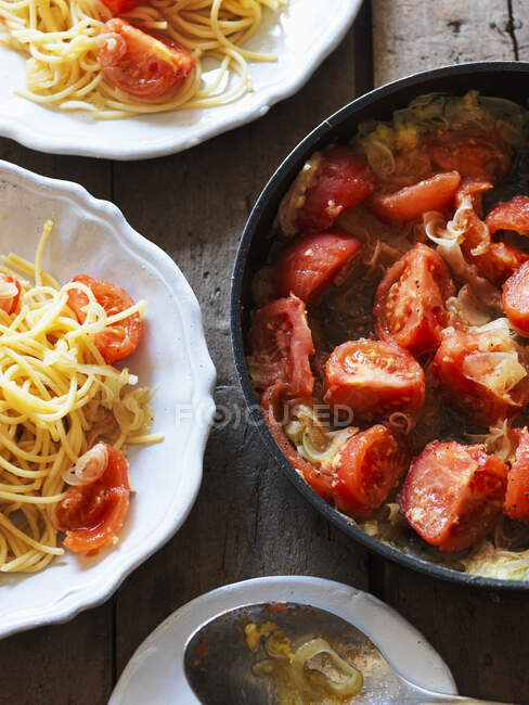 Spaghetti with tomatoes and ginger — Stock Photo