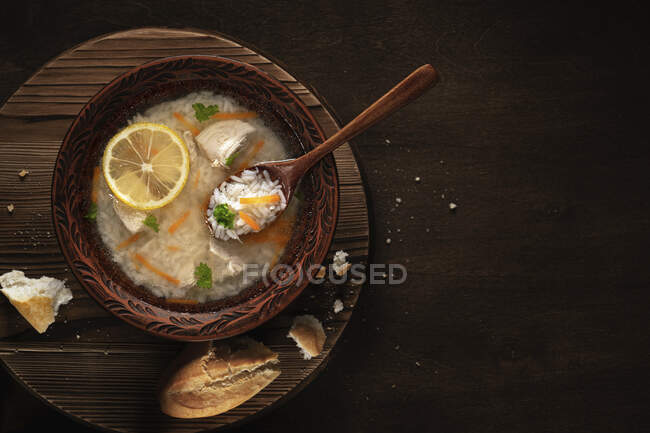 Sopa de pollo con arroz y zanahoria - foto de stock
