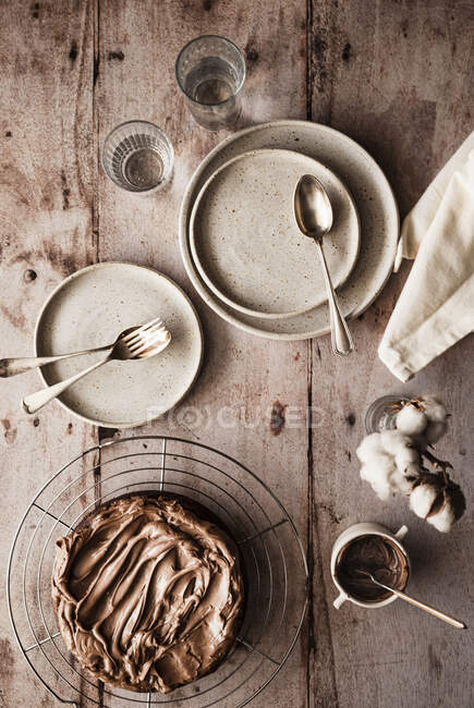 Nahaufnahme von leckerem Schokoladenkuchen mit KakaonibsSchokoladenkuchen — Stockfoto