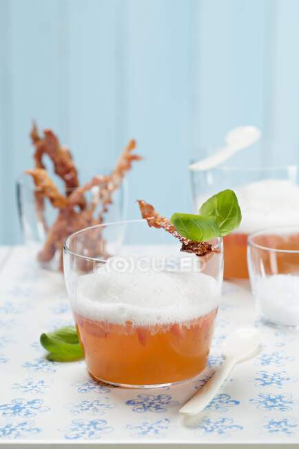 Manjericão frio e essência de tomate com espuma de presunto de Ibrico (Espanha) — Fotografia de Stock