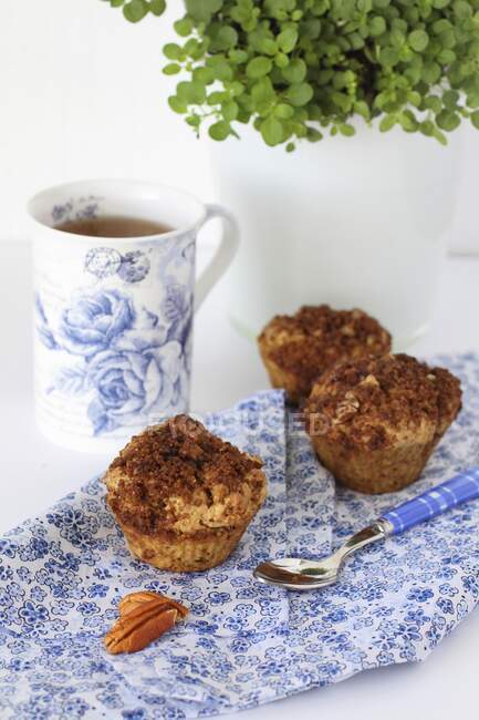 Muffins saludables sin gluten con cobertura de streusel de pacana - foto de stock
