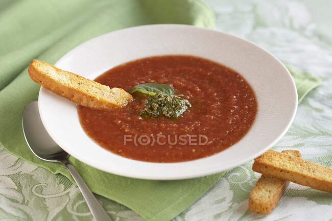 Tomatensuppe mit Pesto — Stockfoto