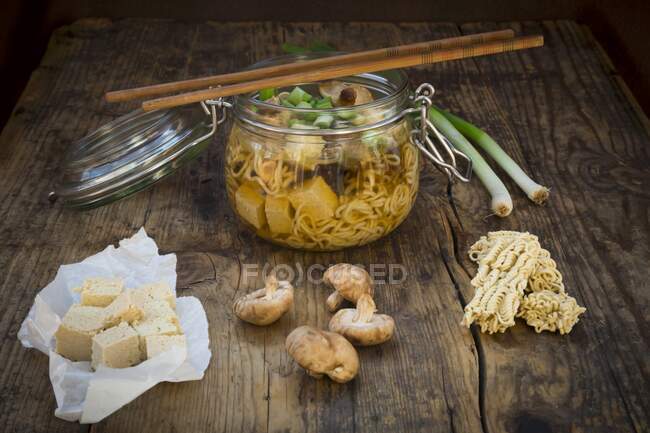 Суп Місо Рамен з грибами шиїтаке, тофу та весняною цибулею — стокове фото