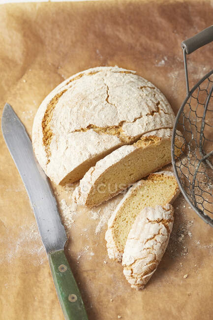 Primo piano colpo di delizioso pane lievito naturale umido — Foto stock