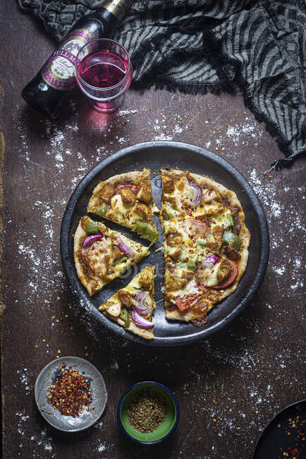 Chicken Tikka Pizza mit Vollkornmehl — Stockfoto