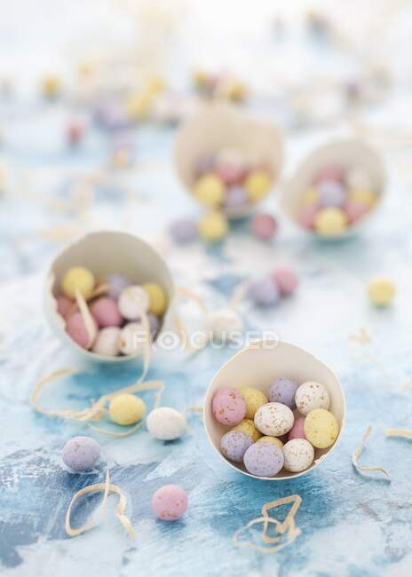 Close-up shot of delicious Chocolate box cake with cocoa nibsChocolate mini eggs in egg shells — Stock Photo