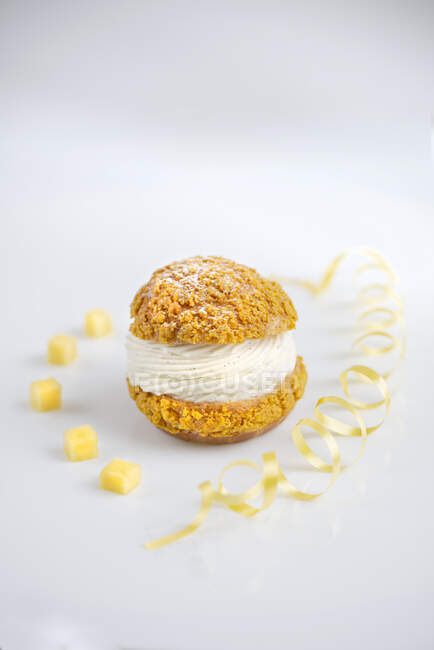 Classic French Choux au Craquelin with a piped vanilla cream — Stock Photo