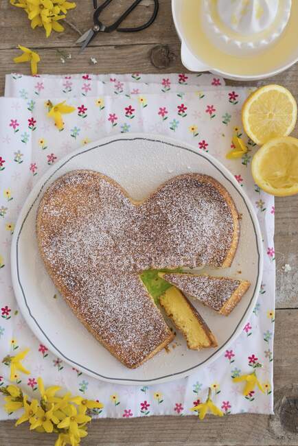 Coração em forma de Moelleux au Citron, bolo de limão, França — Fotografia de Stock