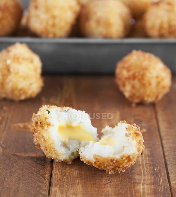 Bolas de patatas fritas rellenas de queso - foto de stock