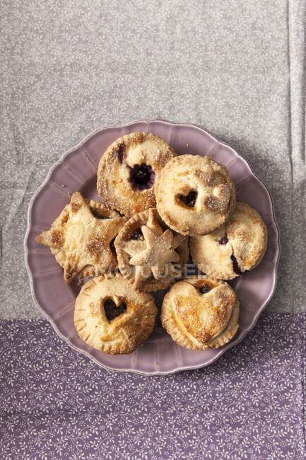 Small mince pies on a lilac plate (seen from above) — Stock Photo
