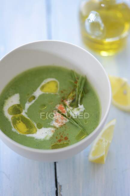 Суп из брокколи с оливковым маслом — стоковое фото