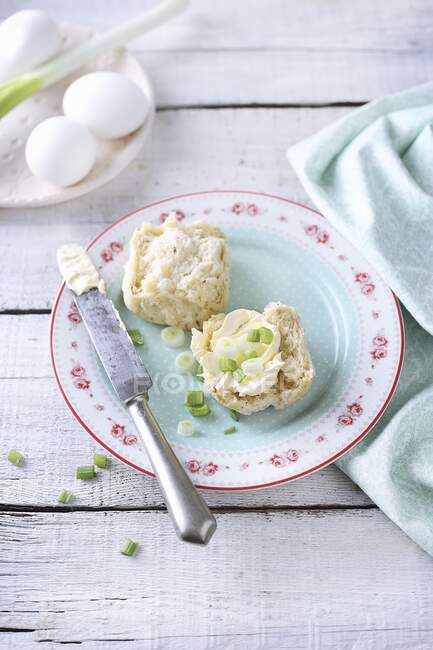 Hot cross buns with clotted cream and spring onions — Stock Photo