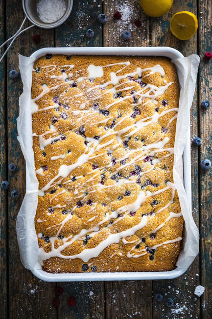 Blueberry tray bake cake with lemon glaze — Stock Photo