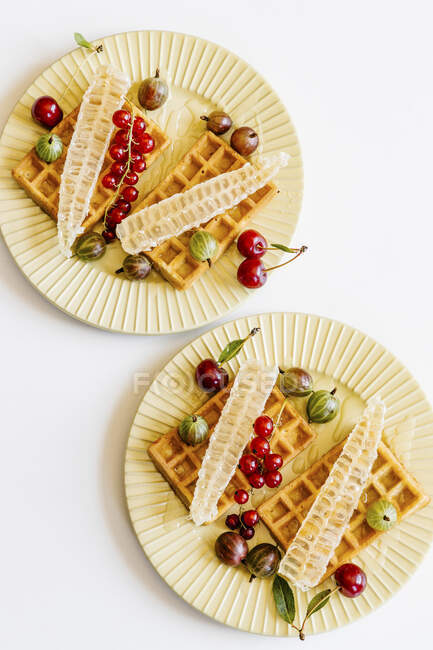 Waffles, bagas e mel para o café da manhã — Fotografia de Stock
