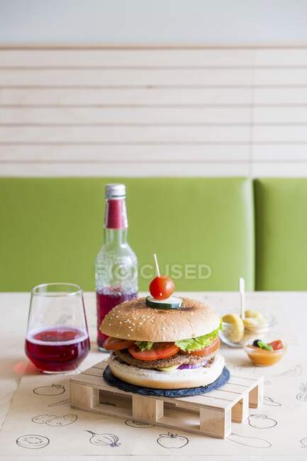 Primer plano de deliciosa hamburguesa vegana - foto de stock