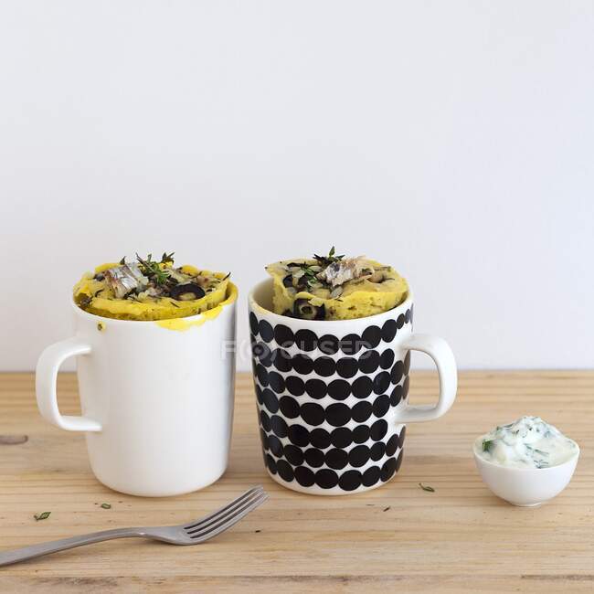 Savory mug cakes with sardines, onion and olives — Stock Photo