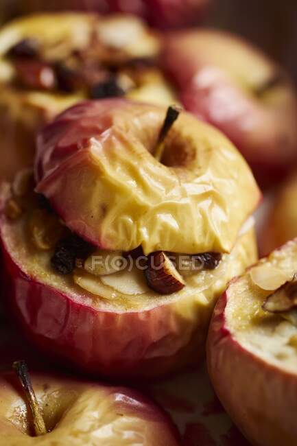 Запечені яблука, фаршировані горіхами, мигдалем та родзинками — стокове фото