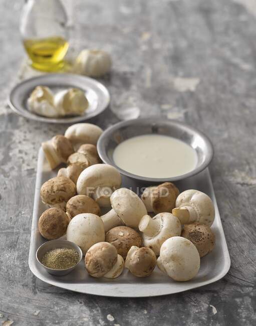 Close-up shot of delicious Fresh mushrooms and garlic sauce — Stock Photo