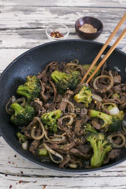 Asiatischer Rührbraten mit Rindfleisch, Brokkoli und Zwiebeln — Stockfoto
