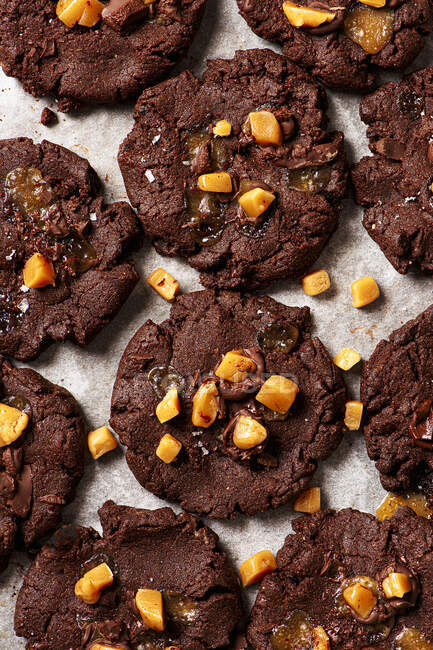 Dark chocolate and salted fudge cookies with milk — Stock Photo