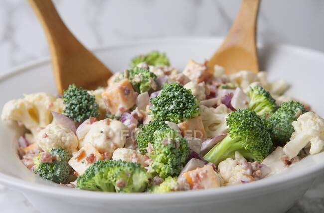 Salat mit Brokkoli, Blumenkohl, Speck, Käse und Joghurt-Dressing — Stockfoto