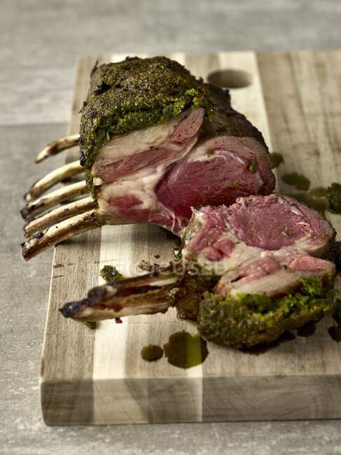 Grilled lamb chops with a herb crust, sliced — Stock Photo