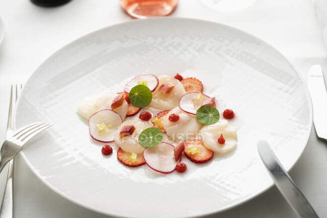 Scallops with radishes, rhubarb and strawberries — Stock Photo