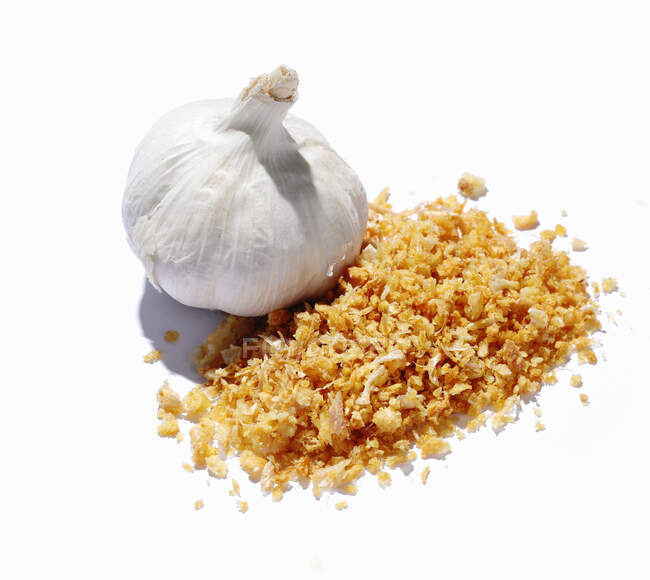A garlic bulb and fried garlic — Stock Photo