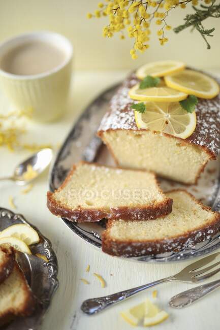 Gâteau au citron tranché et café — Photo de stock