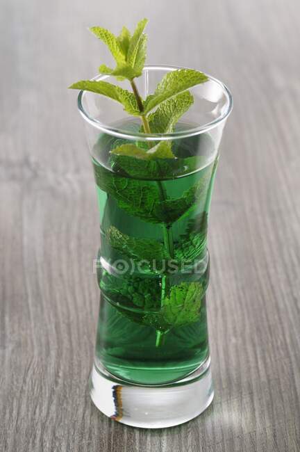 Grüner Minzlikör im Glas — Stockfoto