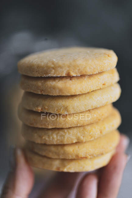 Biscotti di pasta frolla in mano umana — Foto stock