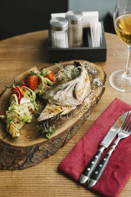Grilled mackerel and vegetables on wooden board — Stock Photo