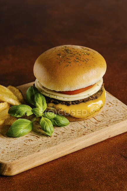 Сирний та яловичий бургер з гірчичним соусом барбекю та картоплею фрі — стокове фото