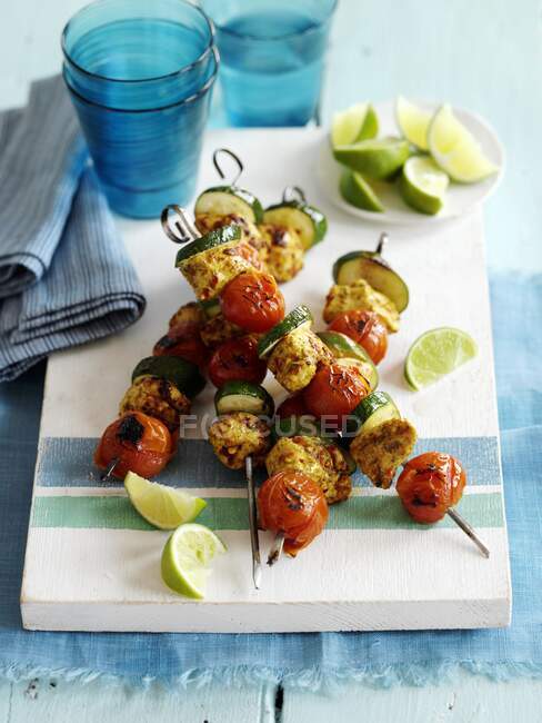 Piri piri chicken skewers with cherry tomatoes and courgettes — Stock Photo