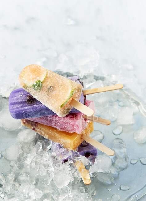 Vari gelati su ghiaccio tritato — Foto stock