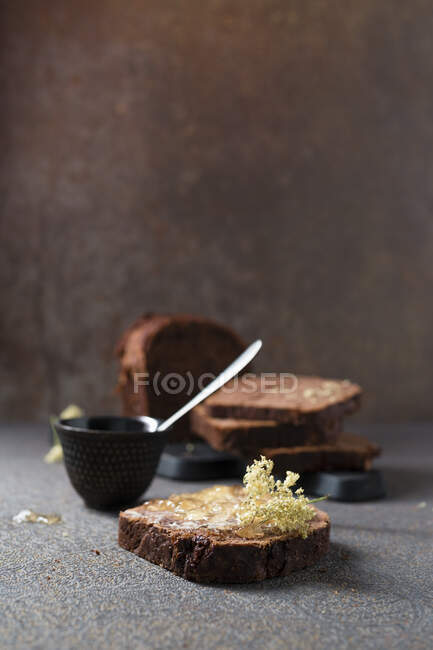 Шоколадний хліб з квітковим желе. — стокове фото