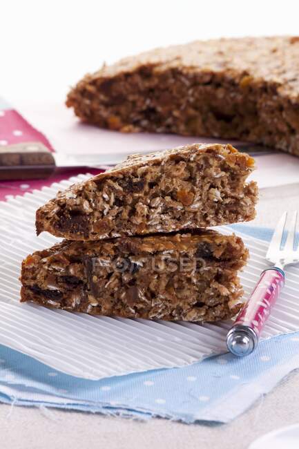 Flaked oats cake with raisins dried figs and apricot muesli cake — Stock Photo