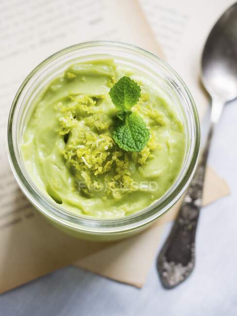 Veganes Avocado-Moussse mit Limette — Stockfoto