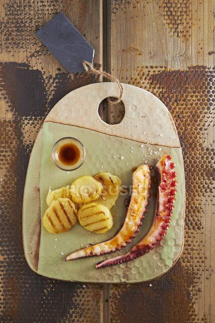 Grilled ocotopus with potatoes (top view) — Stock Photo