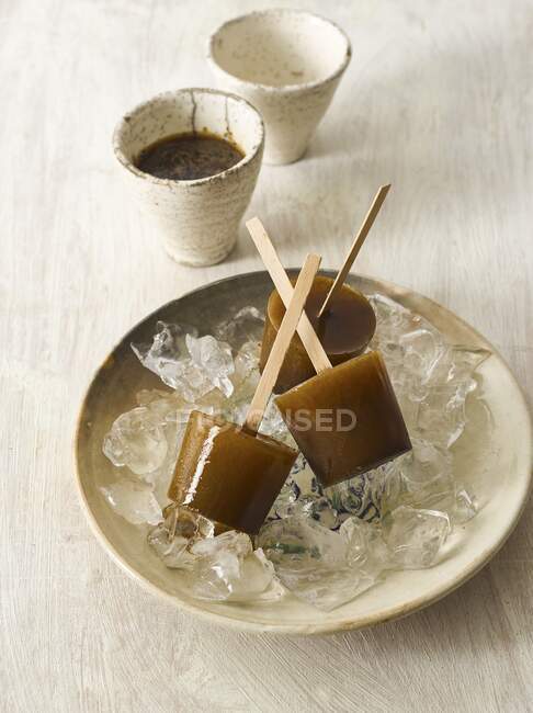 Coffee ice lollies on sticks — Stock Photo