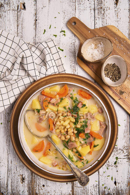 Зимовий суп з картоплею, квасолею, морквою та беконом — стокове фото