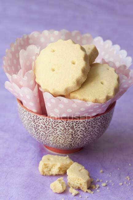 Shortbread with paper napkins in a small bowl — Stock Photo