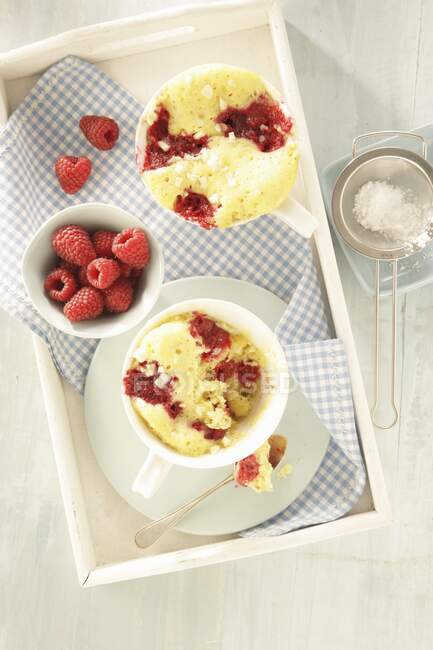 Mug cake with yoghurt and raspberries — Stock Photo
