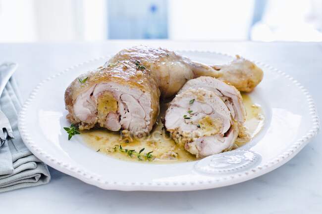 Chicken legs with bread and mushroom stuffing — Stock Photo