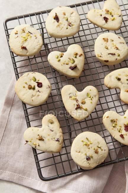 Biscoitos do Dia das Mães com pistache e pétalas de rosa secas — Fotografia de Stock