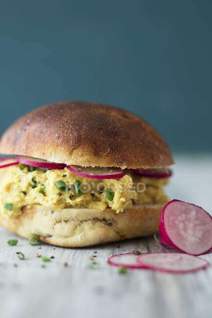 Sandwich all'uovo strapazzato con ravanello ed erba cipollina — Foto stock
